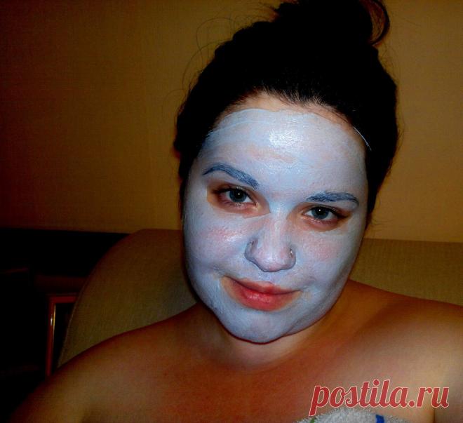 Для кожи с проявляющимися морщинками и признаками усталости замечательно подойдет натуральная маска от морщин, эффект от которой ни сколько не уступает знаменитому ботоксу.

Маска готовится на основе картофельного крахмала (1 стол. л.), который растворяется в половине стакана воды и вливается в емкость, куда затем добавляется пол литра кипятка. Смесь варят до загустения. Затем туда добавляется пять столовых ложек свежевыжатого сока морковки и 1 стол. ложку сметаны. Маска тщательно