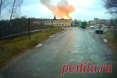 Односельчане рассказали о потерявших отцов семьях из-за взрыва под Рязанью. Жительница поселка Лесной в Шиловском районе Рязанской области, где утром 22 октября на заводе «Эластик» произошел взрыв, сообщила, что у всех погибших остались дети. «У нас весь поселок на ушах. У всех погибших остались дети», — посетовала женщина. У одного из погибших осталась трехмесячная дочь.
