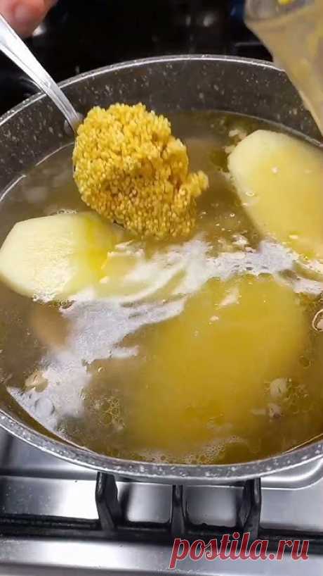 Мясо говяжье 300гр Мясо курицы 300гр кусочек луки и моркови,  лавровый лист и перец горошек соль по вкусу 2 небольшие картошки 3 ложки пшена1 яйцо петрушка, ...
