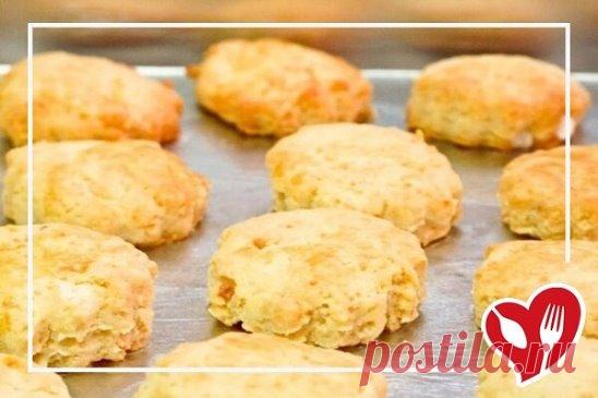 Печенье с брынзой 
     
Ингредиенты:
65 г  рисовой муки,
60 г - пшеничной муки,
50 г - сливочного масла,
50 г - брынзы,
1 ст л.- сахара,
1 ч л.-  разрыхлителя,
1 ст л.-  тимьяна,
1 шт.- яйцо,
кунжут
Приготовление:
1. Рисовую и пшеничную муку просеять, перетереть с маслом и брынзой.
2. Добавить сахар, разрыхлитель и тимьян, замесить тесто, собирая его в шар.
3. Готовое тесто раскатать в пласт толщиной 5 мм, вырезать формой или рюмкой кружочки, смазать слегка взбитым яйцом и посыпать кун