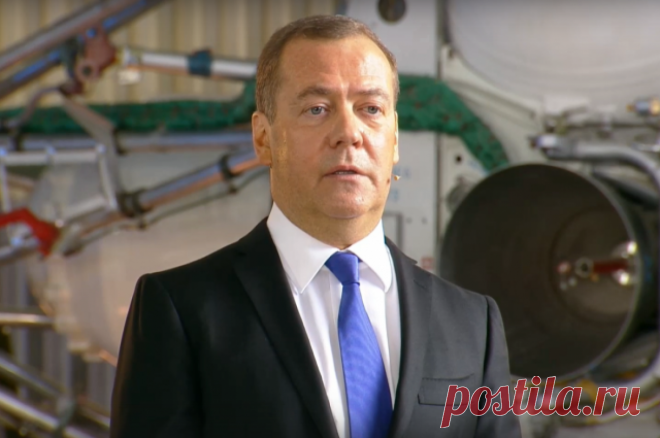 Медведев наблюдал за пуском высокоточной ракеты на полигоне Капустин Яр. По его словам, испытания новой ракеты будут продолжены.