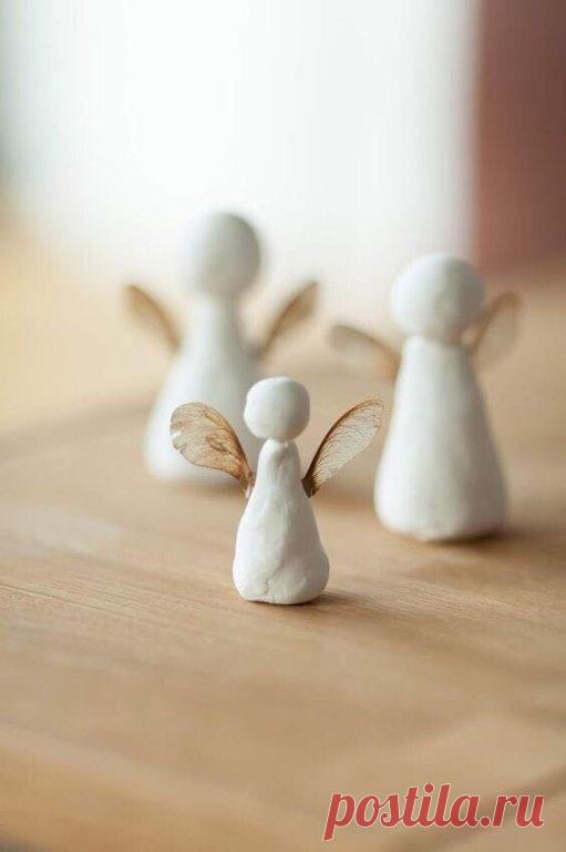 .   Желаю :
    Ангела в окошко,
    радости лукошко,
    солнышка на порог,
    радугу в уголок.
.
    Счастия причастия,
    в злых словах и делах неучастия.
    Верушки без мерушки,
    радости без пакости.
.
    К милым снисхождения,
    сирым утешения.
    На работе рвения,
    На субботке пения.
 .
    К маленьким терпения,
    стареньким почтения,
    слабым вспоможение,
    сильным уважение.
.
    Хлеба да водицы,
    Господу молиться.
    Всех люби тихонечко
    д...