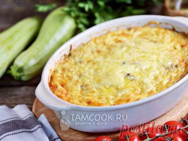 Куриное филе обжаривают с овощами и грибами, соединяют с натертым кабачком, яйцами и сметаной, посыпают сыром и запекают в духовке.
