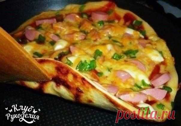 ✔ БЫСТРАЯ И ВКУСНАЯ ПИЦЦА НА СКОВОРОДЕ

Яйцо куриное — 1 шт
Мука пшеничная — 3 ст. л.
Мука кукурузная — 2 ст. л.
Майонез — 2 ст. л.
Сметана — 2 ст. л.
Колбаса — 100 г
Перец болгарский — 1 шт
Сыр голландский (любой) — 100 г
Оливки зеленые — 10 шт