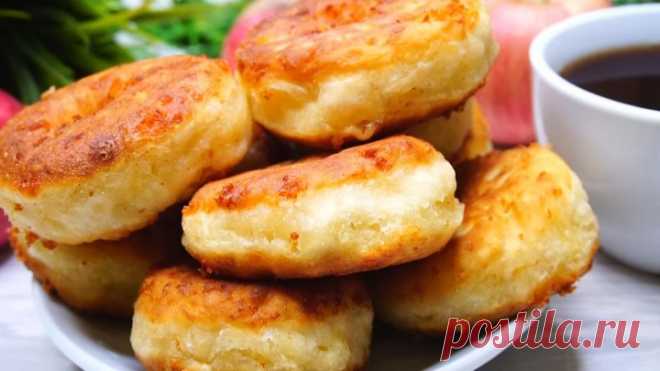 Самый Пышный Завтрак! Ну очень вкусно! Попробуйте! Сырные пышки. Получаются просто объедение. Готовьте сразу двойную порцию, а то такие пышки разлетаются в один миг! Я люблю готовить такие пышки к завтраку готовятся просто, сытные и всегда очень вкусные. 
****************************
Рецепт:
Сыр твердый – 100гр.
Кефир – 200мл.
Соль -1/3ч.л.
Сахар -1ч.л.
Сода – 1/2ч.л.
Мука – 200-230гр.
Растительное масло – для жарки