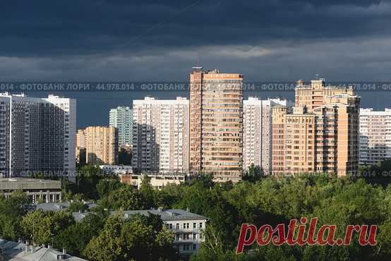 City buildings, urban landscape with dark cloudy sky, view from above (2013 год) Редакционное фото, фотограф Ilaronsia / Фотобанк Лори