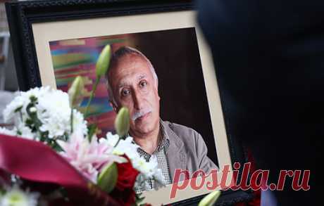 Родные и коллеги простились с Николаем Досталем в Москве. Место, где похоронят режиссера, не раскрывается