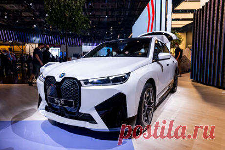Новый электрокар BMW назвали несуразным и сравнили с бобром. Свежей модели электромобиля iX от автопроизводителя BMW устроили тест-драйв, оценив главные особенности в дизайне кузова и салона, а также технологического наполнения. Новый электрокар назвали несуразным на вид, но похвалили за мощность и энергоэффективность. Он будет стоить около шести миллионов рублей.