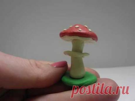 Лепим мухомор из пластилина или из всеми любимого play dough. Также такую фигурку можно слепить из полимерной глины, марципана или мастики в качестве украшений для тортов.