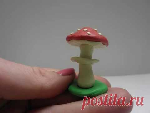 Лепим мухомор из пластилина или из всеми любимого play dough. Также такую фигурку можно слепить из полимерной глины, марципана или мастики в качестве украшений для тортов.
