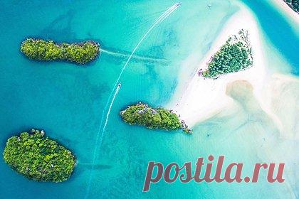 В Таиланде семью россиян с детьми случайно забыли на острове посреди океана. В Таиланде водитель катера забыл вернуться за семьей российских туристов, которых он привез на остров Ко Сак. В воскресенье, 15 января, семья из четырех российских туристов с двумя детьми арендовала катер, чтобы отправиться на экскурсию на остров Ко Сак. Водитель судна не вернулся за путешественниками.