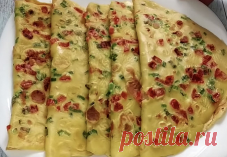 Смешиваем яйца с луком и помидорами и только потом жарим: омлет наоборот