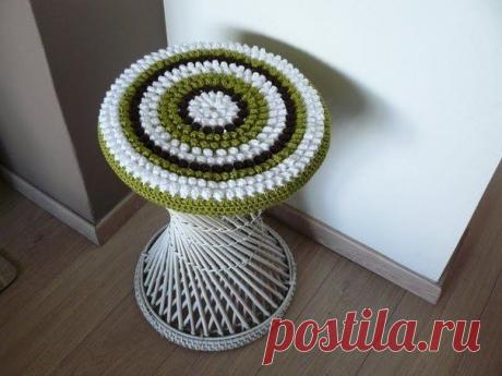 Вяжем красивый чехол на табурет