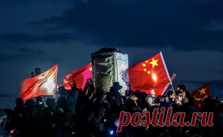 WSJ сообщила о «закате» 40-летнего экономического бума в Китае. Экономический рост Китая резко замедлился и может превратиться в затяжную стагнацию, подобную той, что Япония переживает с начала 1990-х, пишет WSJ. Аналитики связывают это с закредитованностью и разрушением отношений с Западом