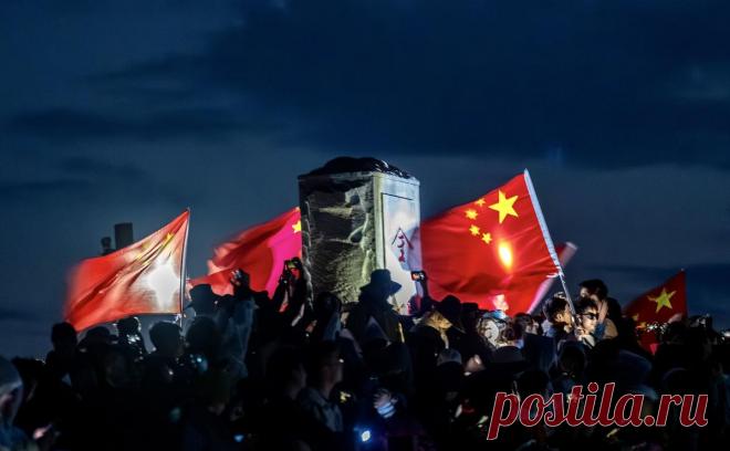 WSJ сообщила о «закате» 40-летнего экономического бума в Китае. Экономический рост Китая резко замедлился и может превратиться в затяжную стагнацию, подобную той, что Япония переживает с начала 1990-х, пишет WSJ. Аналитики связывают это с закредитованностью и разрушением отношений с Западом