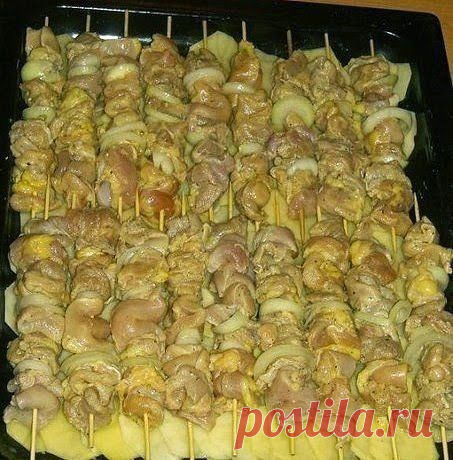 Куриный шашлык с картошкой в духовке -
Филе куриное	(из бедра) — 1,5 кг
Лук репчатый	— 4 шт
Соль	(по вкусу)
Перец черный	(молотый, по вкусу)
Уксус	(9%) — 50 мл
Картофель	— 7 шт

Нарезаем куриное филе на небольшие кусочки, складываем в миску. Добавляем, перец, соль, лук нарезанный колечками, уксус. Перемешиваем и оставляем марин...