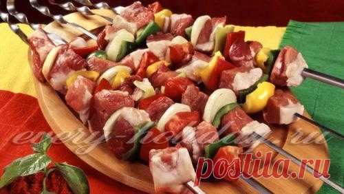 Шашлык на природе: как замариновать и пожарить мясо?