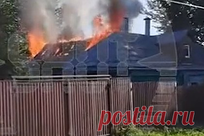 Появились кадры загоревшейся после падения дрона в Новой Москве постройки. В сети появилась видеозапись, на которой видна хозпостройка в Новой Москве, загоревшаяся после падения дрона. Ее публикует Telegram-канал Shot. На кадрах видна полыхающая двухэтажная хозпостройка, огонь распространяется на крыше. Дрон упал на здание в деревне Новое Кривошеино.