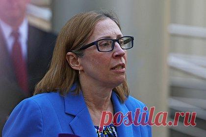 Американского посла заметили подающей знаки Кремлю. Посла США в России Линн Трейси заметили на балконе дома посла Великобритании в России на Софийской набережной напротив Кремля. «Линн Трейси, как мне показалось, периодически вытягивала руки с листом бумаги и текстом в сторону Кремля. Я успел сфотографировать из машины», — сообщил очевидец.