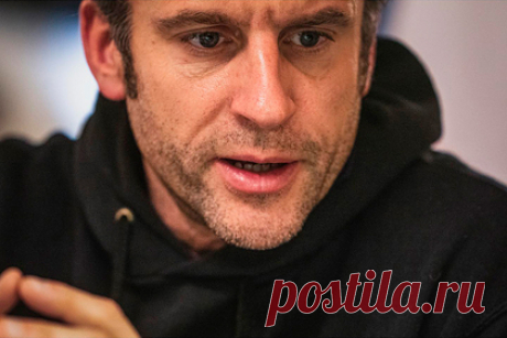 Макрон с щетиной и в толстовке на работе стал мемом в сети. Президент Франции Эммануэль Макрон, пришедший на работу в повседневной одежде, стал объектом шуток в сети. Главу государства запечатлели во время проведения международных звонков в толстовке цвета хаки и темно-синих джинсы. Помимо этого, на размещенных кадрах видно, что на его лице появилась щетина.