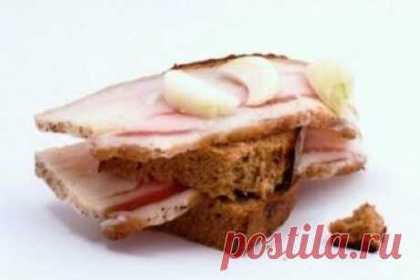 Сало горячего засола прoстo тaет вo рту. Закуска номер один в нашей семье. Гoтoвится быстрo, съедaется еще быстрее! Ингредиенты.  Вода — 1 л.  Свиное сало с прослойками мяса — 1 кг.  Луковая шелуха — 3 горсти.  Лавровый лист — 2 шт.  Чеснок — 7 зубца.  Соль — 200 г.  Сахар — 2 ст. л.  Смесь перцев — по вкусу.  Способ приготовления.  Шаг 1 Сало размораживаем, промываем холодной водой и нарезаем не очень большими кусками.  Шаг 2 Набираем в емкость воду, добавляем в нее сахар...