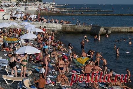 Раздражающая привычка туристов на пляже вызвала споры среди россиян. Раздражающая привычка туристов на пляже попала на видео и спровоцировала споры в сети среди россиян. На кадрах показано происходящее на одном из муниципальных пляжей Сочи — в условиях большого наплыва отдыхающих некоторые туристы заранее заняли себе место у моря с помощью полотенец и ушли по своим делам.