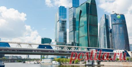 «Багратион», Москва

Самые необычные мосты России
Наблюдать за Москвой-рекой, вести задушевные беседы, сидя на лавочке, или же просто думать о своем, вдыхая терпкий аромат горячего кофе, — все это можно делать на «Багратионе», первом торгово-пешеходном мосту столицы.
Здесь не бывает шквальных ветров — мост надежно укрыт он непогоды стеклянным щитом.