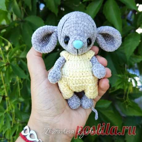 PDF Мышонок в комбинезоне крючком. FREE crochet pattern; Аmigurumi doll patterns. Амигуруми схемы и описания на русском. Вязаные игрушки и поделки своими руками #amimore - Мышь, мышка, мышонок, крыса, rat rata, rato, ratte, szczur, szczur, mouse, ratón, maus souris, mysz myši. Amigurumi doll pattern free; amigurumi patterns; amigurumi crochet; amigurumi crochet patterns; amigurumi patterns free; amigurumi today.