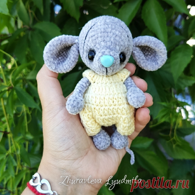 PDF Мышонок в комбинезоне крючком. FREE crochet pattern; Аmigurumi doll patterns. Амигуруми схемы и описания на русском. Вязаные игрушки и поделки своими руками #amimore - Мышь, мышка, мышонок, крыса, rat rata, rato, ratte, szczur, szczur, mouse, ratón, maus souris, mysz myši. Amigurumi doll pattern free; amigurumi patterns; amigurumi crochet; amigurumi crochet patterns; amigurumi patterns free; amigurumi today.