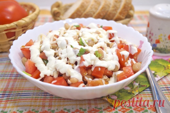 Салат с фасолью и помидорами