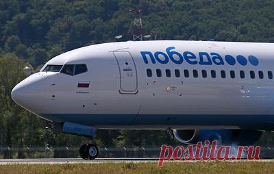 Самолет "Победы" столкнулся с топливозаправщиком в аэропорту Астрахани. В результате столкновения повреждения получил съемный элемент законцовки крыла