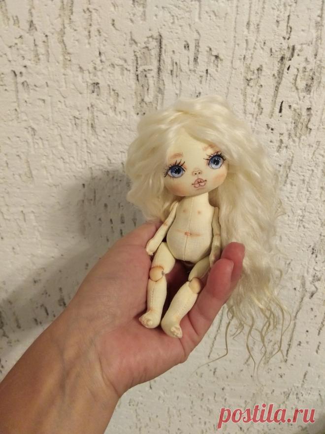 Куколка ручной работы.
* В единственном экземпляре, 14см.
* Ручки гнутся, может держать свою игрушку.
* Головка поворачивается, наклоняется в любую сторону.
* Роспись личика- художественный акрил и пастель.
* Тело сшито из натурального хлопка, набито синтепухом.
* Одежда вся съёмная, обувь из натуральной кожи.
* Волосы натуральные, шерсть козочки. Прическу можно менять, аккуратно расчесывать.