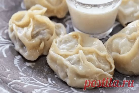 Готовим вкусные и сытные манты
Ингредиенты:
Для теста:
Мука — 2 1/2 стакана 
Яйцо — 1 шт
Соль — 1 чайная ложка
вода — 1 стакан (теплая)
Для начинки:
Говядина — 2 кг 
Лук — 4 шт
Черный перец — 1/2 чайной ложки
Тмин — 1 чайная ложка
Соль — 1 чайная ложка
Картофель — 1 шт
Оливковое масло — 2 столовых ложки
В средней миске смешать вместе сухие ингредиенты для теста. Сделать углубление посередине и залить теплой водой, добавить 1 яйцо. Месить в течении 5-6 минут. Обложите тесто пленкой и дайте пос