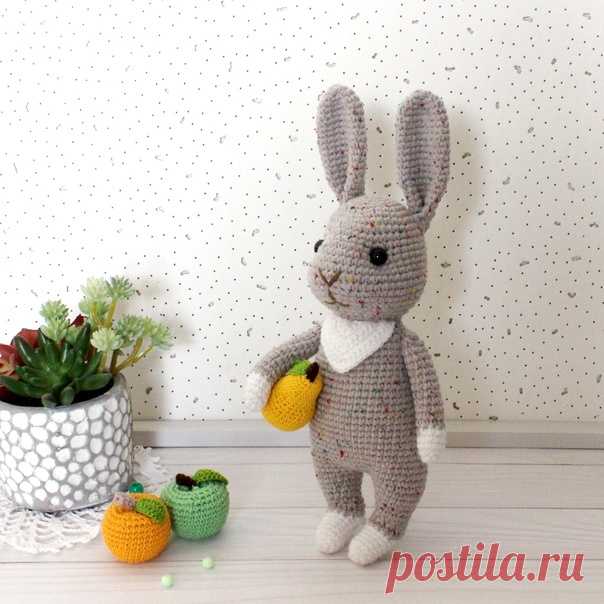 Чтобы год был успешным, вяжем символ 2023 крючком.

Приглашаю Вас связать милого братца кролика

Игрушка не сложная в исполнении, справятся и начинающие.
Ушастики росточком 22-23 см. Можно связать кролика не только для дома, но и в подарок близким.

На мастер-классе Вы научитесь:

• вязать по спирали и поворотными рядами,
• ввязывать и пришивать детали,
• оформлять мордочку,
• делать утяжки глазкам,
• декорировать игрушку.

 Для вязания кролика Вам понадобится:

• пряжа Al...