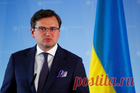 Кулеба заявил, что ряд стран тайно поставляют военную помощь Украине Некоторые страны, демонстративно отказывающиеся от военной помощи Украине, на самом деле помогают тайно. Об этом заявил глава МИД Украины Дмитрий Кулеба в интервью французской Le Parisien. По его словам, Киев получает военную помощь от ряда стран не напрямую, а через посредников. Эти посредники закупают вооружения у третьих стран и затем передают его Украине. «Большинство из этих третьих стран публично го...