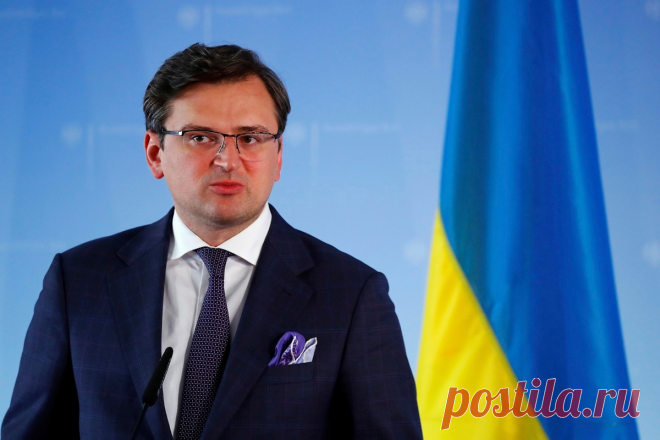 Кулеба заявил, что ряд стран тайно поставляют военную помощь Украине Некоторые страны, демонстративно отказывающиеся от военной помощи Украине, на самом деле помогают тайно. Об этом заявил глава МИД Украины Дмитрий Кулеба в интервью французской Le Parisien. По его словам, Киев получает военную помощь от ряда стран не напрямую, а через посредников. Эти посредники закупают вооружения у третьих стран и затем передают его Украине. «Большинство из этих третьих стран публично го...