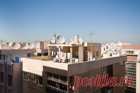 Такие дворы на крыше совершенно не редкость. И надо думать, что люди,  живущие здесь еще хорошо устроились.Между прошлым и будущим