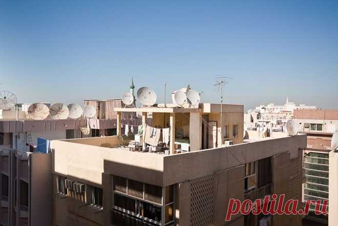 Такие дворы на крыше совершенно не редкость. И надо думать, что люди,  живущие здесь еще хорошо устроились.Между прошлым и будущим