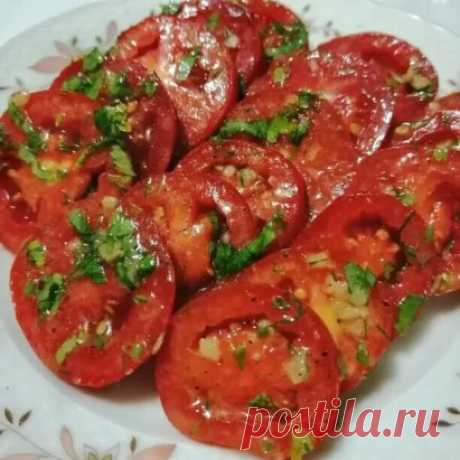 ПОМИДОРЫ МАРИНОВАННЫЕ ПО-ИТАЛЬЯНСКИ.
Можно подавать как закуску и как гарнир к основному блюду.
Нам понадобится:
Помидоры 0.5 кг
Уксус 9% 1 ст.ложка
Масло растительное 1 ст.ложка
Горчица без сахара в составе 1 чайная ложка
Чеснок 3 зубчика
Зелень
Перец чёрный молотый по вкусу
Соль по вкусу