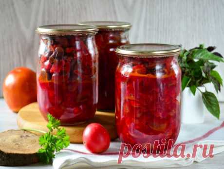 Заправка для борща с капустой. Надёжный рецепт! 
2 кг капусты 
2 кг помидор 
1 кг свеклы 
1 кг моркови 
1 кг сладкого красного перца 
1 кг репчатого лука 
Зелень (укроп, кинза, петрушка) — по вкусу 
4 лавровых листа 
10 горошин душистого перца 
1 стакан растительного масла 
4 ст.л. сахара 
3 ст.л. соли 
100 мл уксуса 9 % 
Помидоры мелко порубить, свеклу и морковь натереть на крупной тёрке, капусту нашинковать, перец нарезать соломкой, лук нарезать полукольцами, зелень мелко порубить. 
Растител