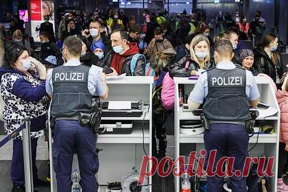 В Германии ужесточили контроль границы из-за контрабанды мигрантов. Министр внутренних дел ФРГ Нэнси Фезер заявила, что в скором времени будет введен стационарный контроль на границах страны, так как Фезер подозревает, что большинство мигрантов попадают в Германию через контрабандистов. Полиция уже расследует дело о контрабанде людей. Об этом сообщает Berliner Zeitung.