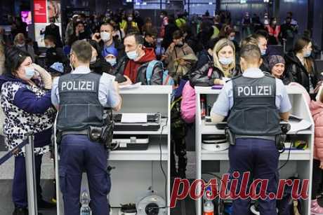 В Германии ужесточили контроль границы из-за контрабанды мигрантов. Министр внутренних дел ФРГ Нэнси Фезер заявила, что в скором времени будет введен стационарный контроль на границах страны, так как Фезер подозревает, что большинство мигрантов попадают в Германию через контрабандистов. Полиция уже расследует дело о контрабанде людей. Об этом сообщает Berliner Zeitung.