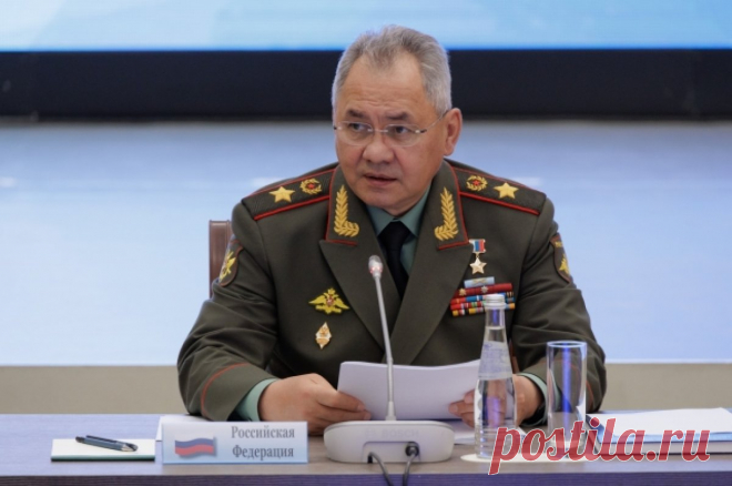Шойгу вручил медали «Золотая Звезда» и орден Мужества участникам СВО. Награды получили Дмитрий Трачук, Иван Калашников и Алексей Ивлиев.