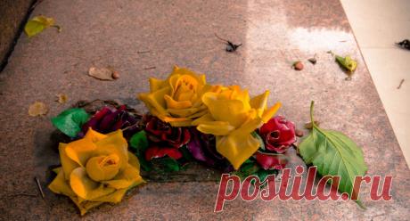 Оставили икону Божией Матери во гробе, что делать? - Православный журнал "Фома" Во время похорон родственники усопшего положили в гроб картонную иконку Божьей Матери. Я знаю, что нельзя этого делать, но родственники были так убиты горем, что могли меня просто не понять. Это получается, что я смалодушничал и предал Господа нашего Иисуса Христа? Меня это очень тяготит. Что мне делать?