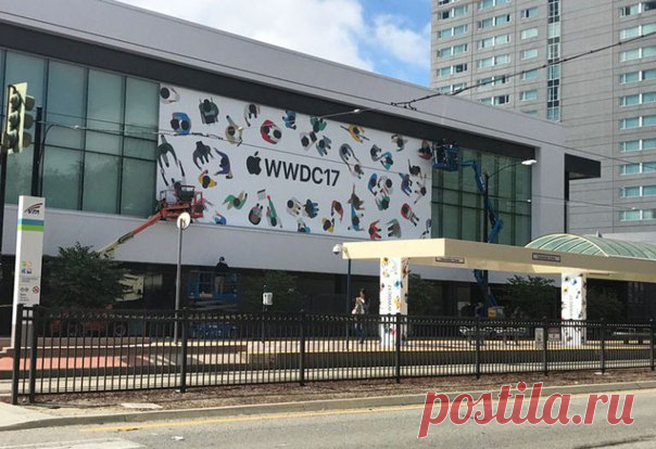 Apple начала подготовку к WWDC 2017 5 июня в экспоцентре McEnery Convention Center пройдёт презентация новых операционных систем от Apple. Купертиновцы уже вовсю готовятся. Пользователи уже публикуют фотографии подготовки. Рабочие устанавливают изображения логотипа конференции на фасаде выставочного комплекса. #news@macworld