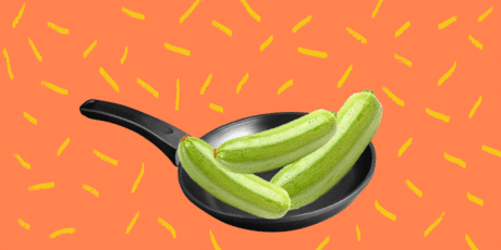Классический вариант и аппетитные сочетания с овощами, зеленью и мясом. 7 секретов вкусных оладий из кабачков 1. Молодые кабачки не обязательно чистить. Их кожица пока ещё довольно мягкая. Чем старше кабачок, тем толще у него кожура. То же самое касается и семян. У молодых овощей их можно оставить,