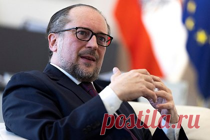 В МИД Австрии высказались о формировании кольца конфликтов вокруг ЕС. Министр иностранных дел (МИД) Австрии Александер Шалленберг высказался о ситуации в Европейском союзе (ЕС), заявив, что вокруг Европы сформировалось «огненное кольцо» конфликтов, которое сжимается и разгорается все сильнее. По его словам, речь идет не только об Украине, но и о других конфликтах и кризисах.