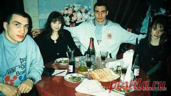 Как одевались и на чем ездили политики в 90-е: Кличко с усами и деловая Тимошенко (фото) |
