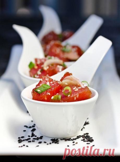 Гавайский салат-закуска с тунцом «Поке»