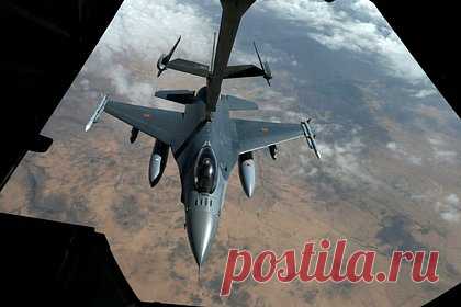 Стало известно об обучении украинских пилотов в США управлению F-16. Два украинских пилота начали обучение на американских боевых самолетах, в том числе истребителях F-16. Как рассказал собеседник Anadolu, на данный момент украинские пилоты находятся на ознакомительном мероприятии в Тусоне, штат Аризона. В ходе обучения пилоты будут тренироваться на симуляторах.